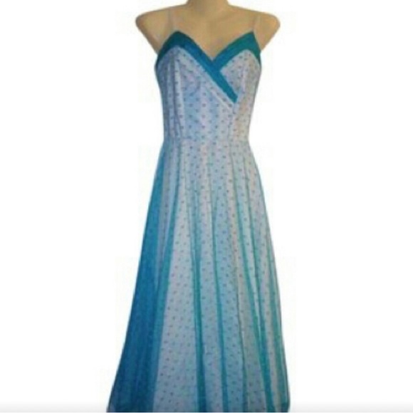 Vintage Blue strapless gown with fully lined fabric and flowing hem - Picture 4 of 8